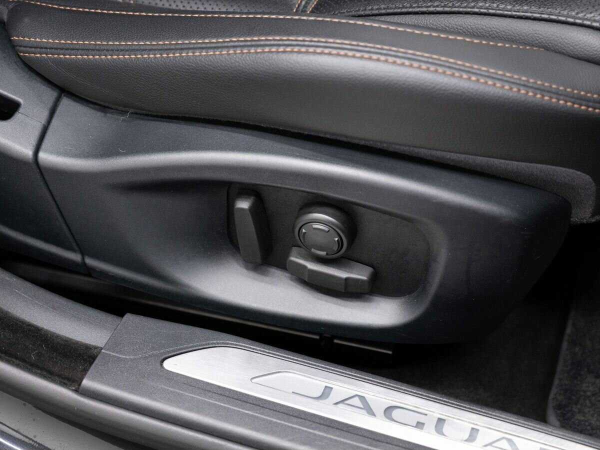 Б/У Ягуар ИксЕ 2016 года. Фото: #12