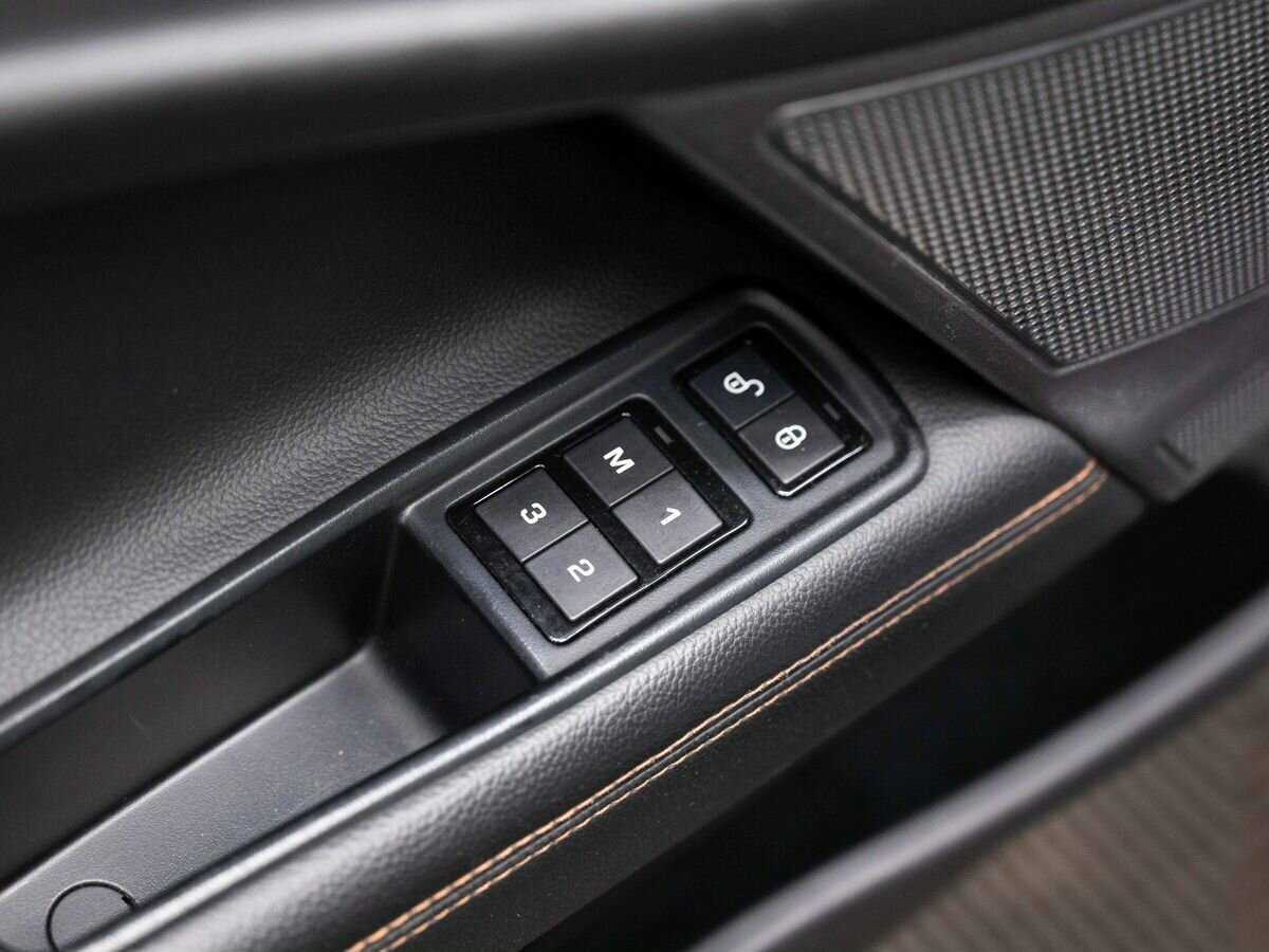 Б/У Ягуар ИксЕ 2016 года. Фото: #18