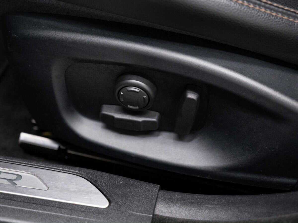 Б/У Ягуар ИксЕ 2016 года. Фото: #19