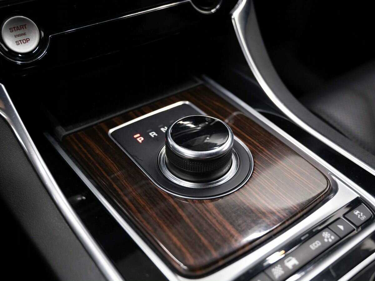 Б/У Ягуар ИксЕ 2016 года. Фото: #22