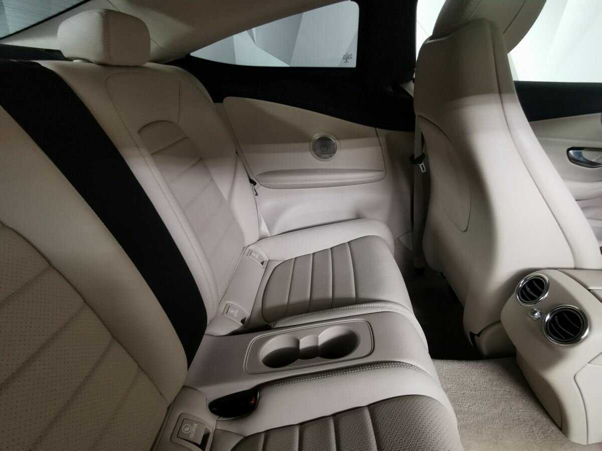 Б/У Мерседес-Бенц Ц-Класс 2015 года. Фото: #11