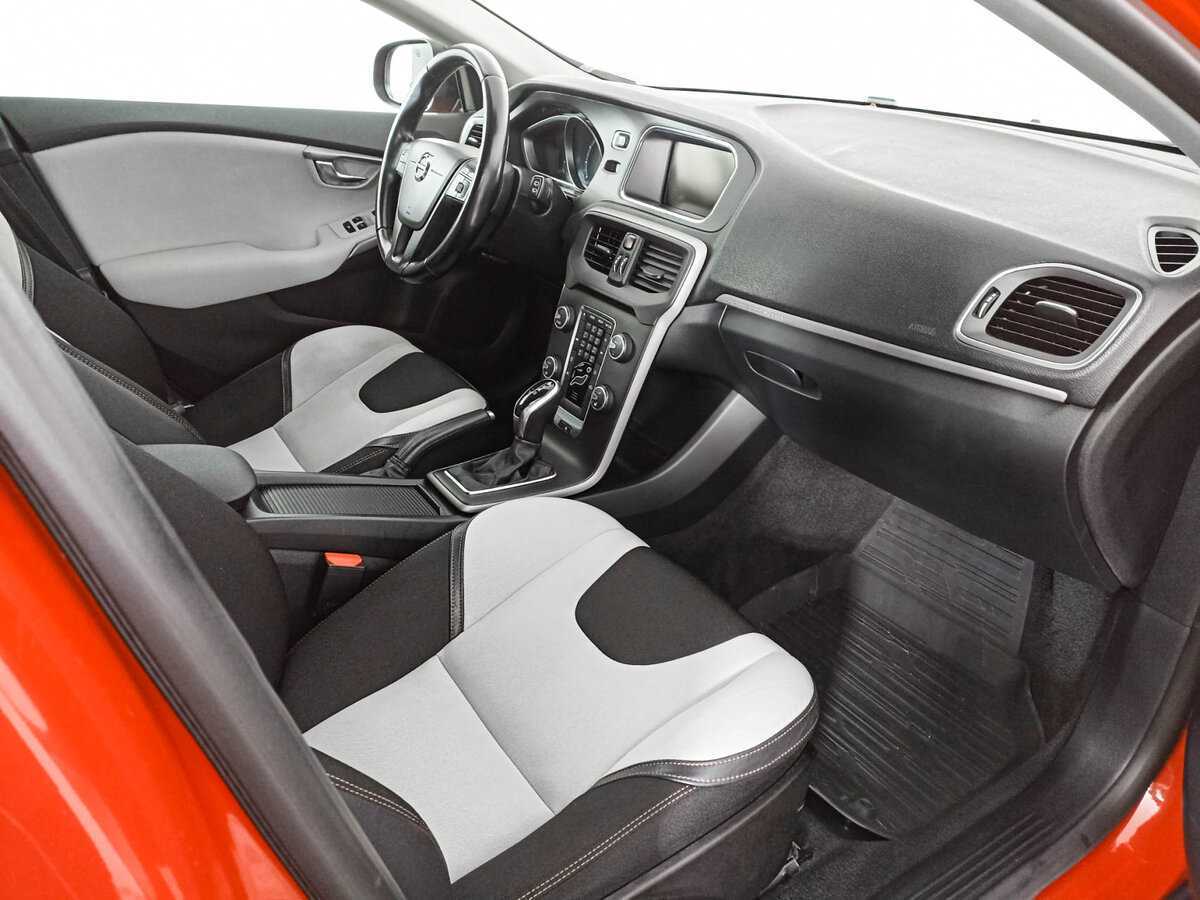 Б/У Вольво В40 Кросс Кантри 2013 года. Фото: #6