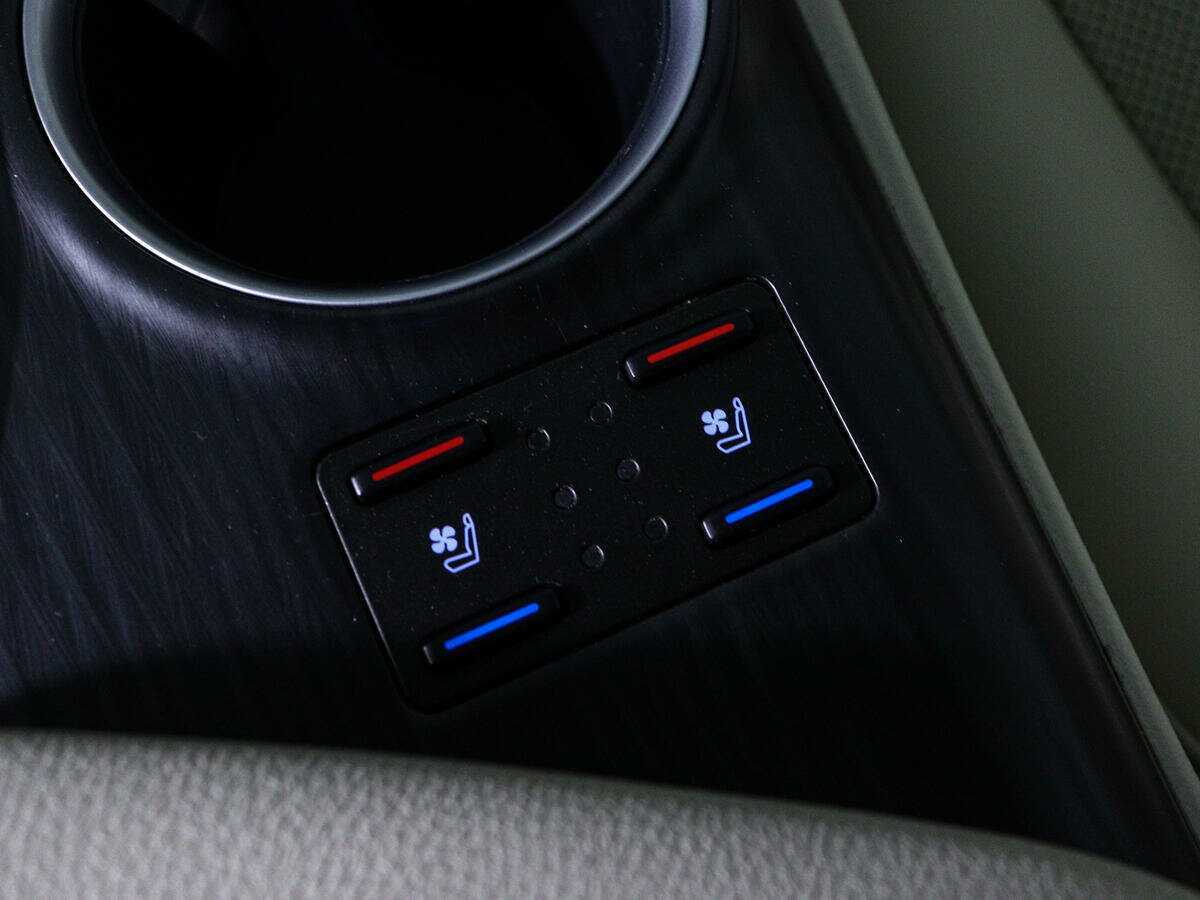 Б/У Тойота Камри 2021 года. Фото: #23