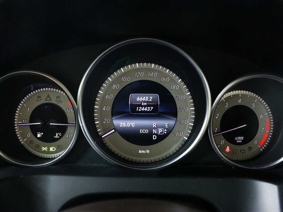 Б/У Мерседес-Бенц Е-Класс 2013 года. Фото: #8