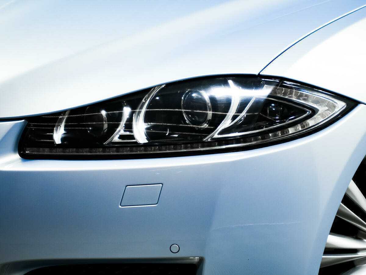 Б/У Ягуар ИксФ 2013 года. Фото: #14