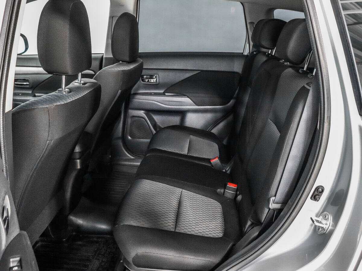 Б/У Митсубиши Оутлэндер 2015 года. Фото: #9