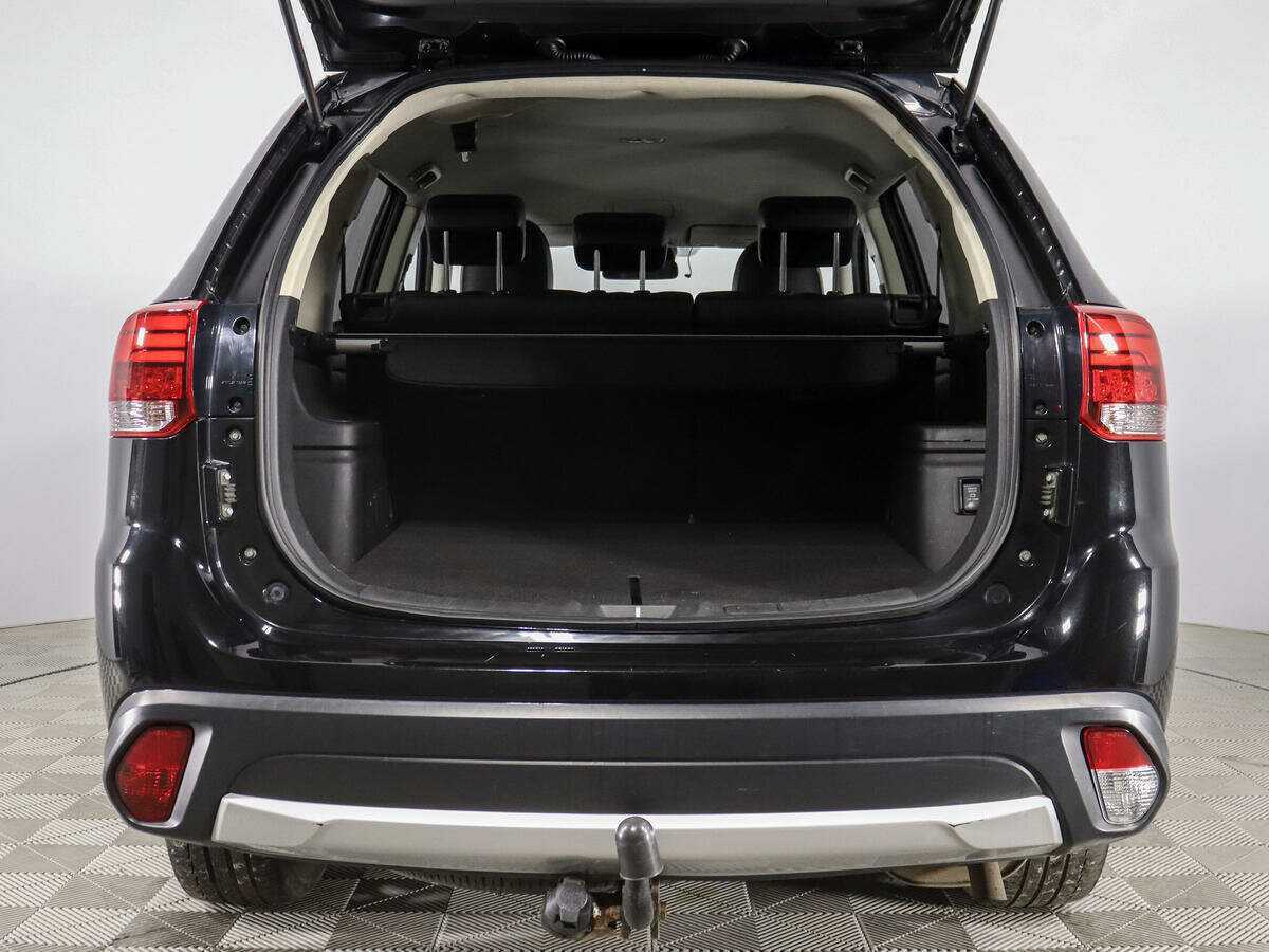 Б/У Митсубиши Оутлэндер 2017 года. Фото: #8