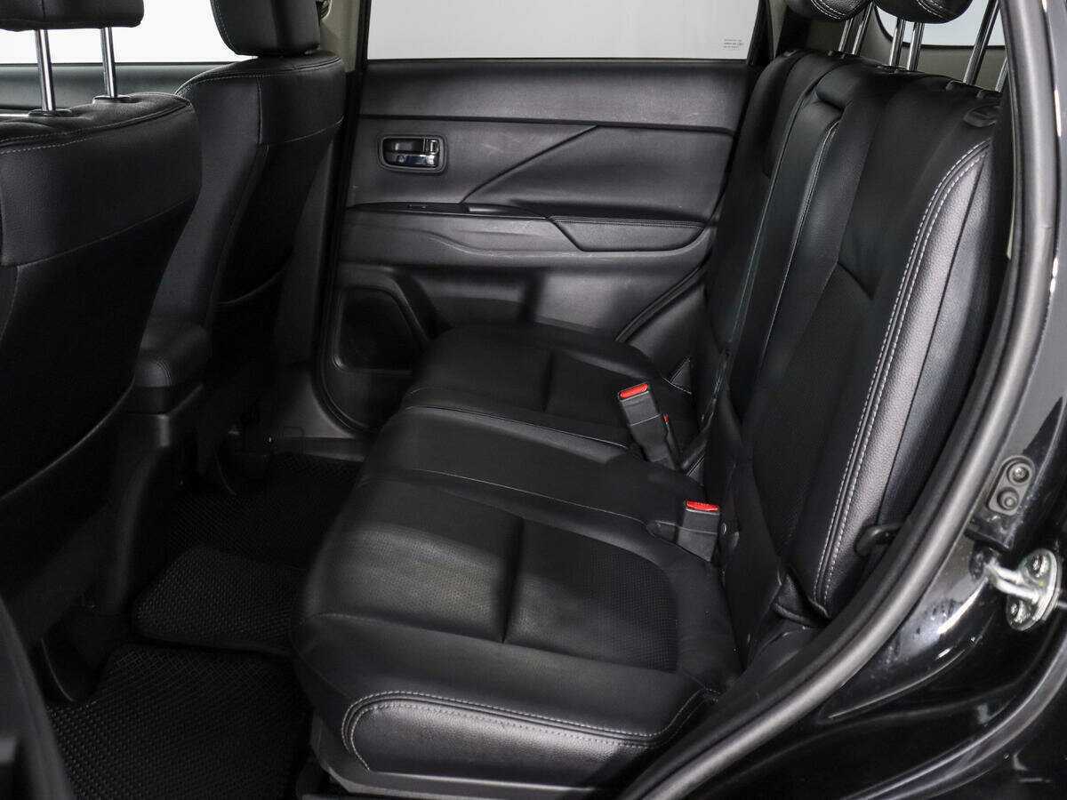 Б/У Митсубиши Оутлэндер 2017 года. Фото: #10