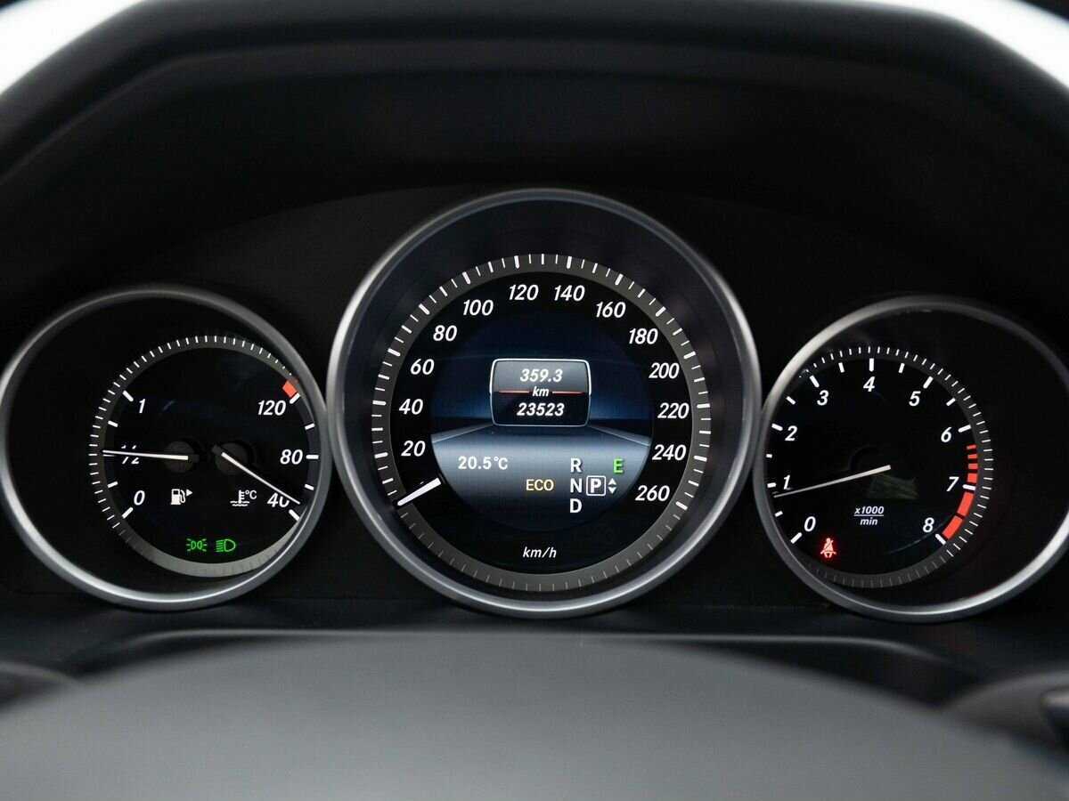 Б/У Мерседес-Бенц Е-Класс 2015 года. Фото: #18