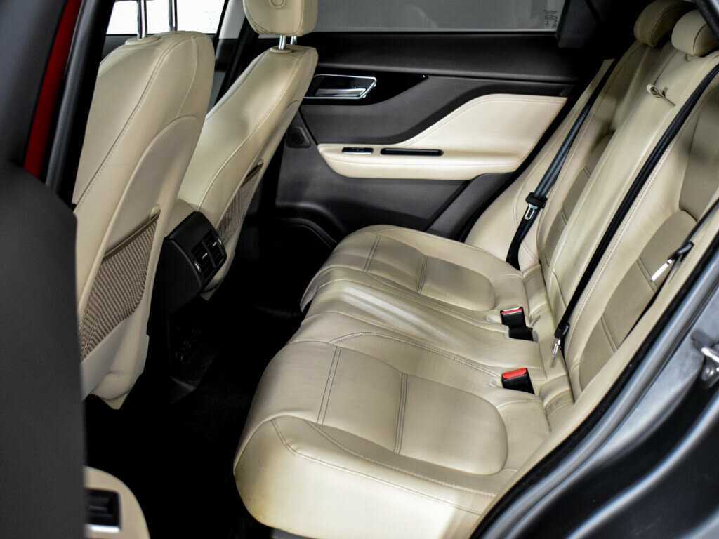 Б/У Ягуар Ф-Пэйс 2017 года. Фото: #10