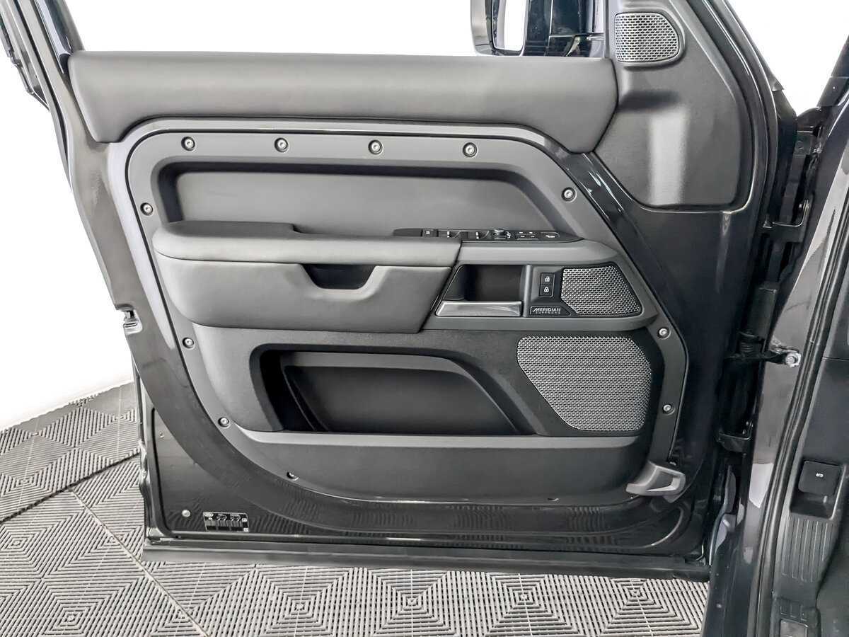 Б/У Лэнд Ровер Дефендер 2021 года. Фото: #18