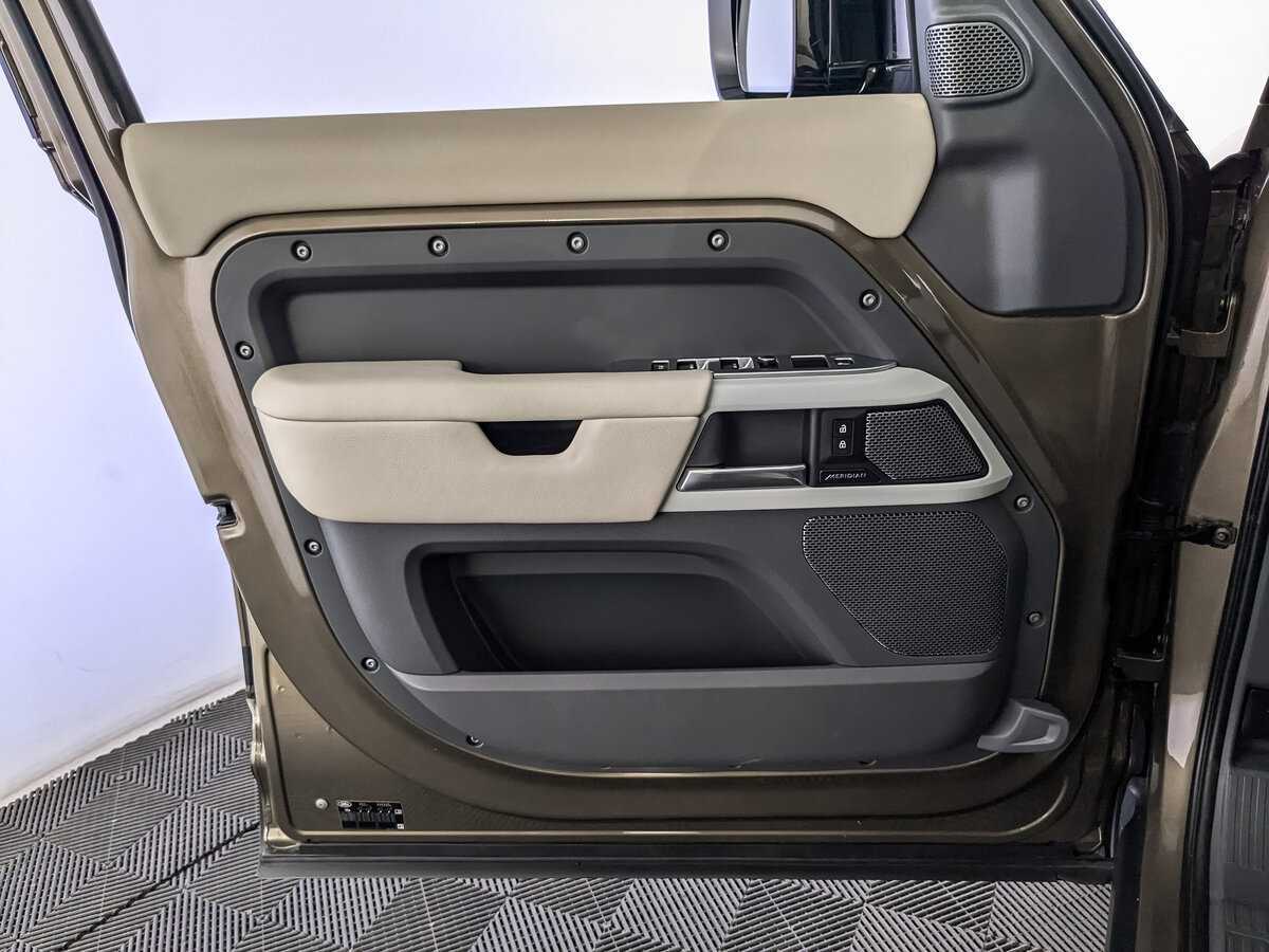 Б/У Лэнд Ровер Дефендер 2021 года. Фото: #18