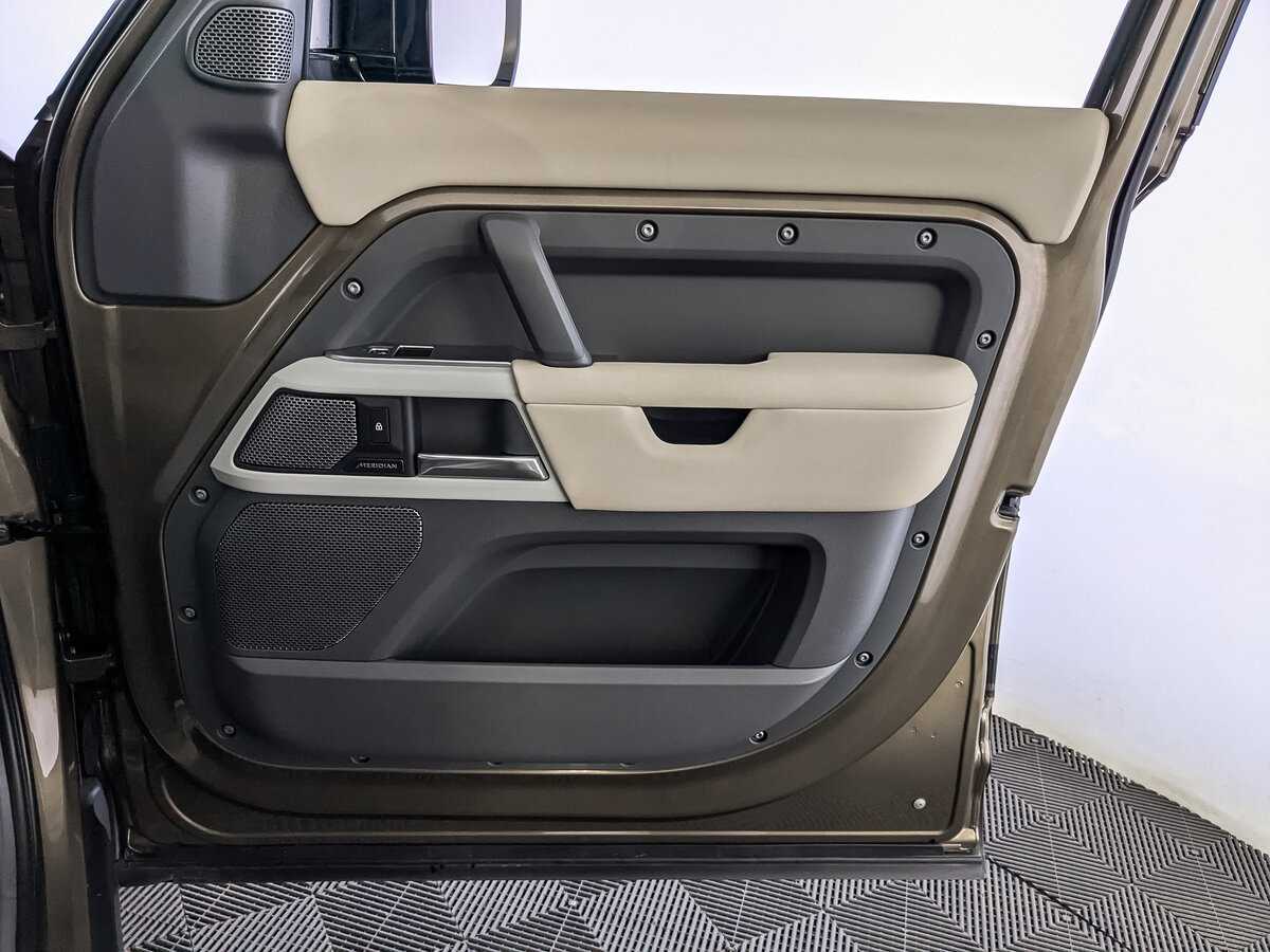 Б/У Лэнд Ровер Дефендер 2021 года. Фото: #24