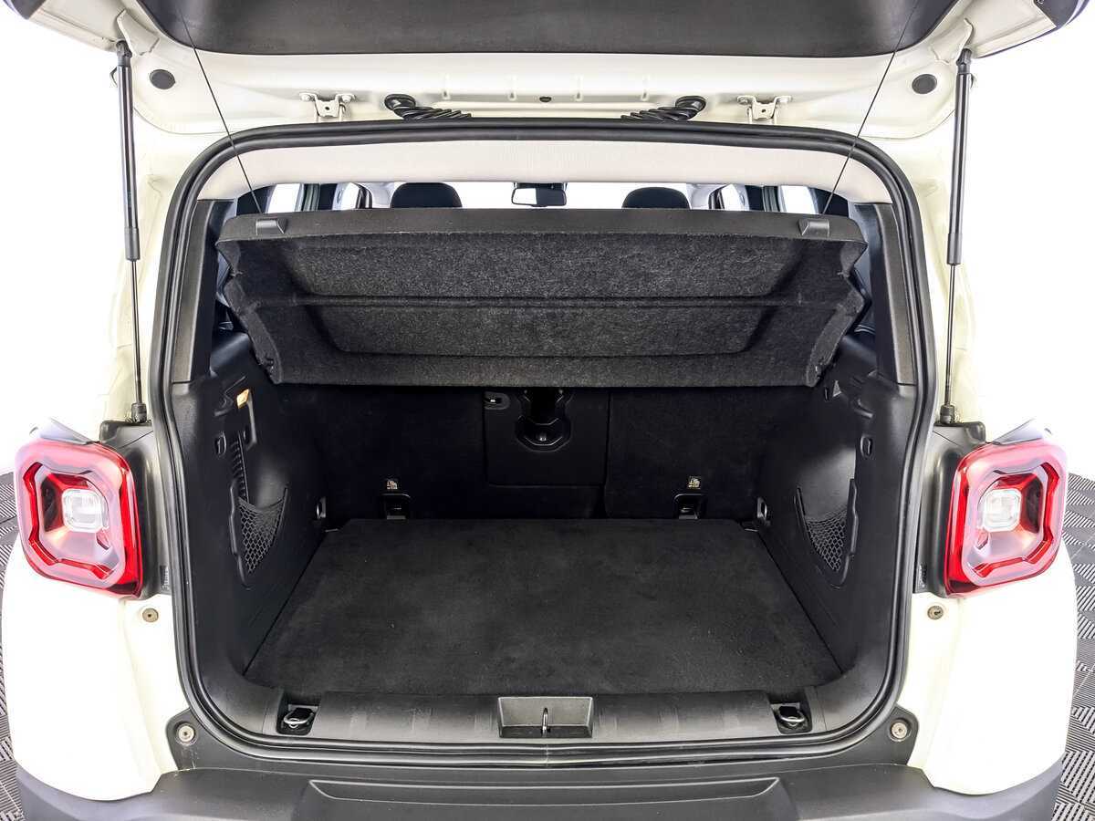 Б/У Джип Ренеджейд 2019 года. Фото: #9