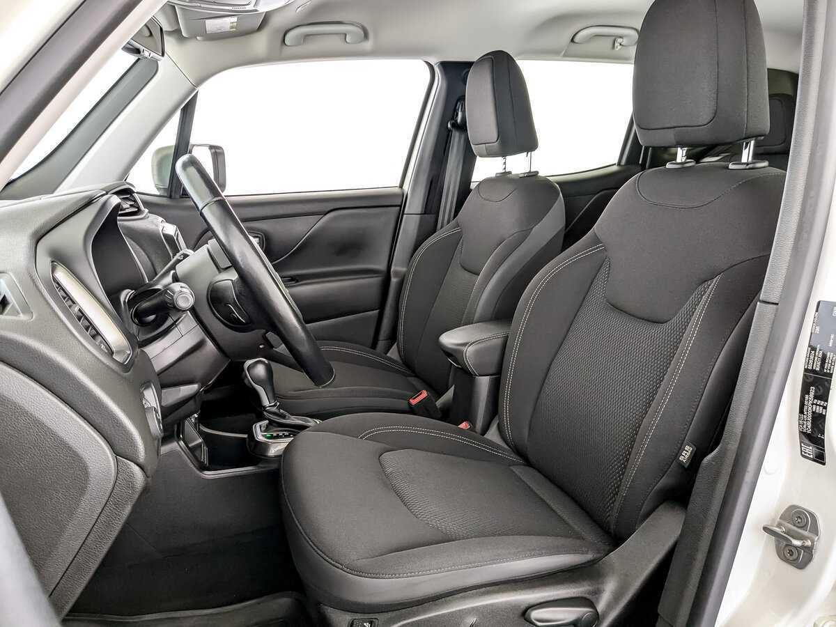 Б/У Джип Ренеджейд 2019 года. Фото: #19