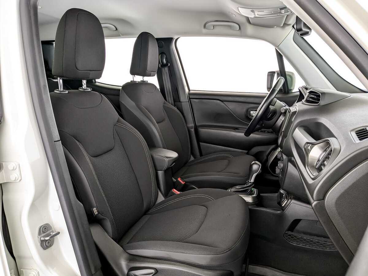 Б/У Джип Ренеджейд 2019 года. Фото: #21