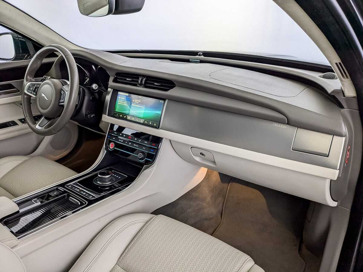 Б/У Ягуар ИксФ 2018 года. Фото: #10