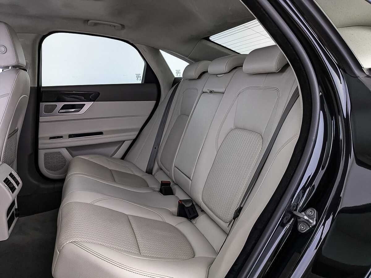 Б/У Ягуар ИксФ 2018 года. Фото: #11