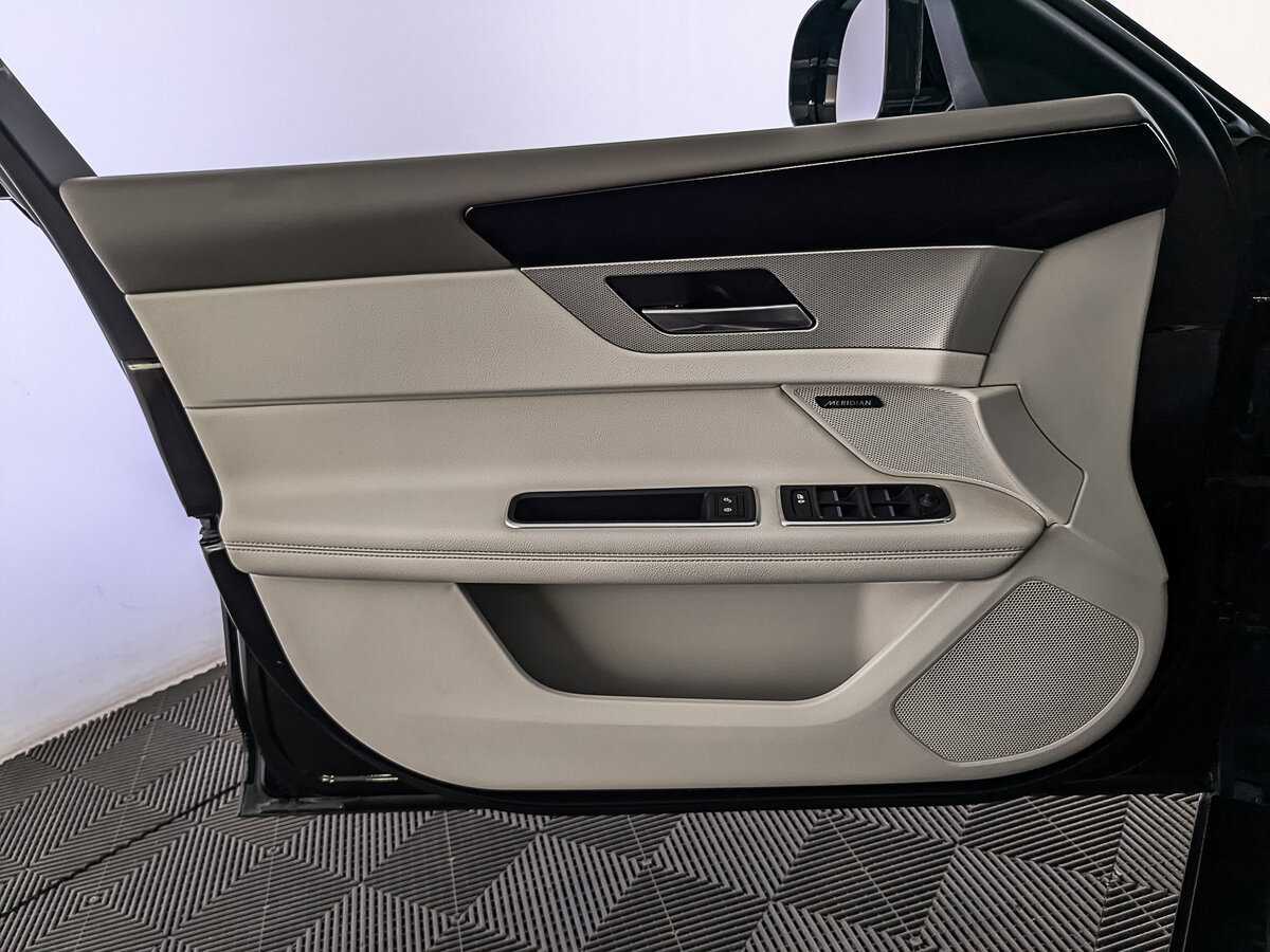 Б/У Ягуар ИксФ 2018 года. Фото: #18