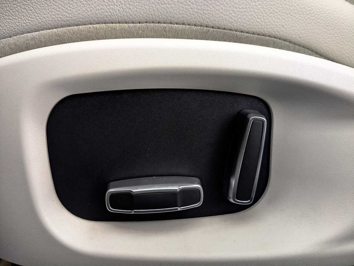 Б/У Ягуар ИксФ 2018 года. Фото: #20