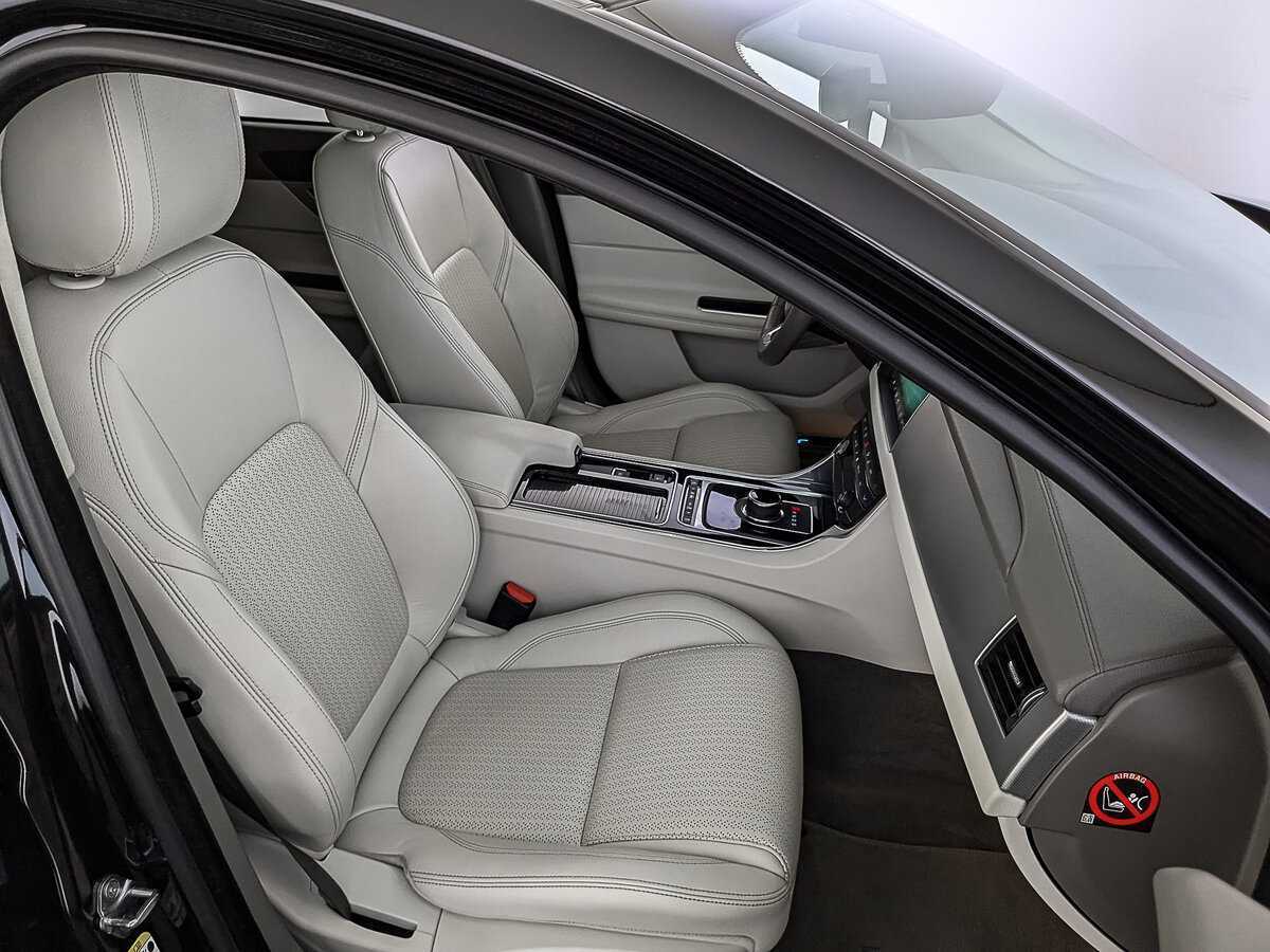 Б/У Ягуар ИксФ 2018 года. Фото: #23