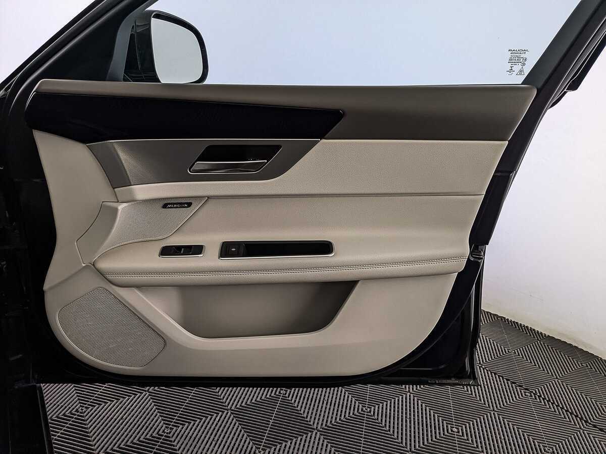 Б/У Ягуар ИксФ 2018 года. Фото: #24