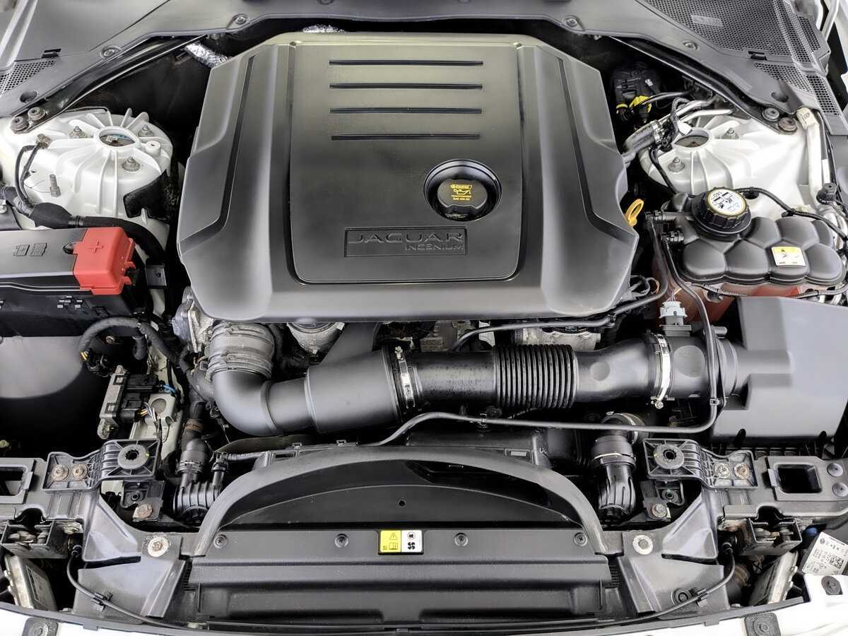 Б/У Ягуар ИксЕ 2017 года. Фото: #8