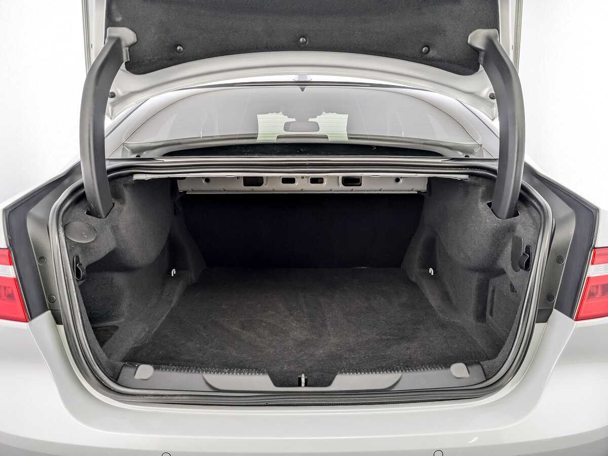 Б/У Ягуар ИксЕ 2017 года. Фото: #9