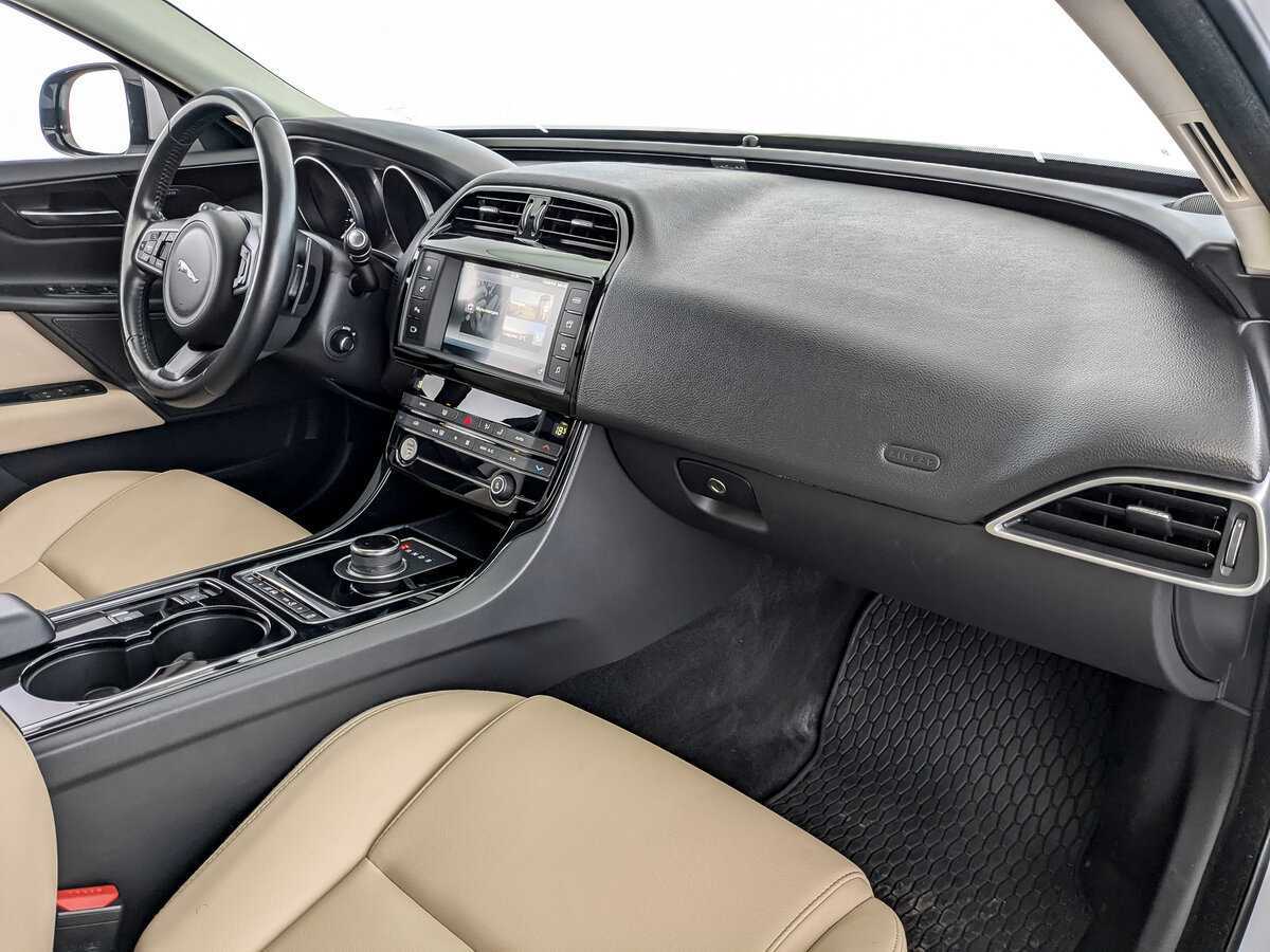 Б/У Ягуар ИксЕ 2017 года. Фото: #10