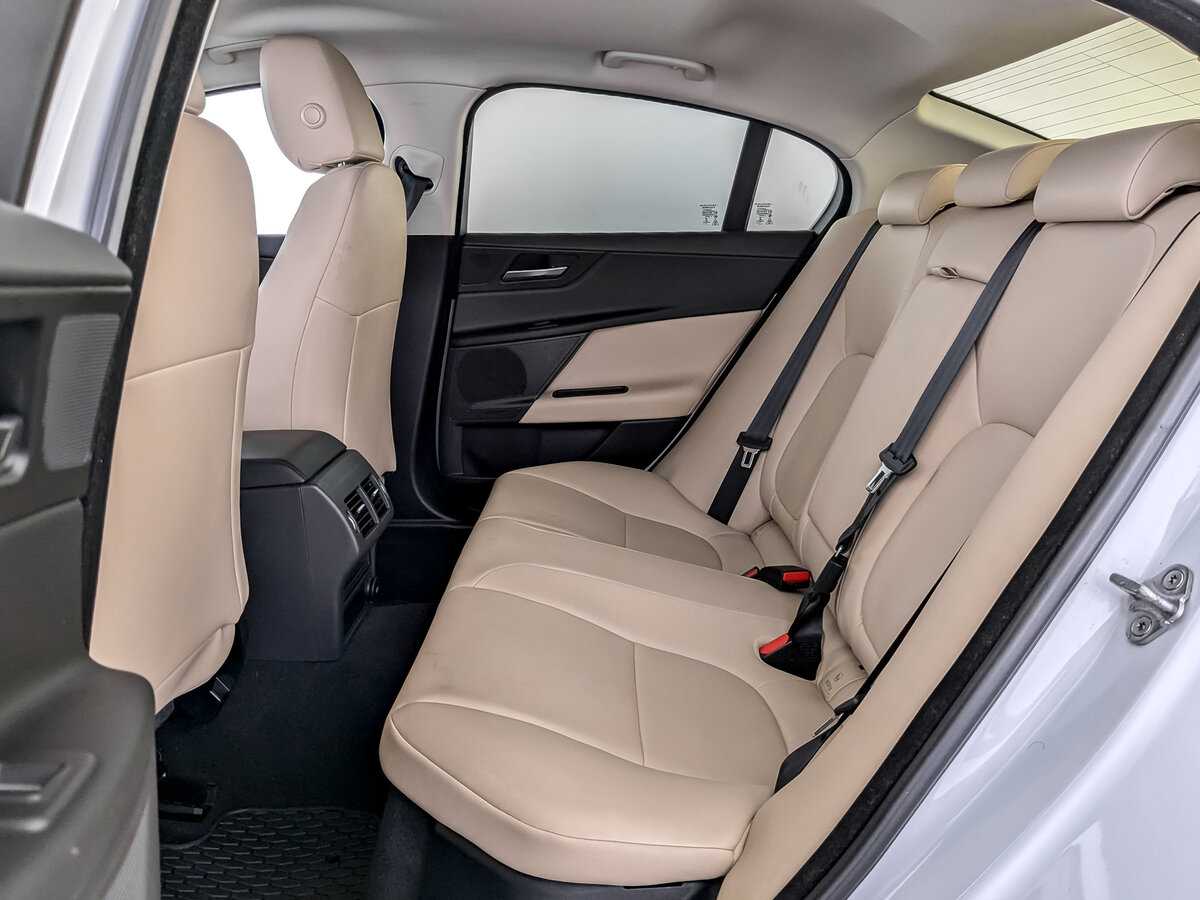 Б/У Ягуар ИксЕ 2017 года. Фото: #11