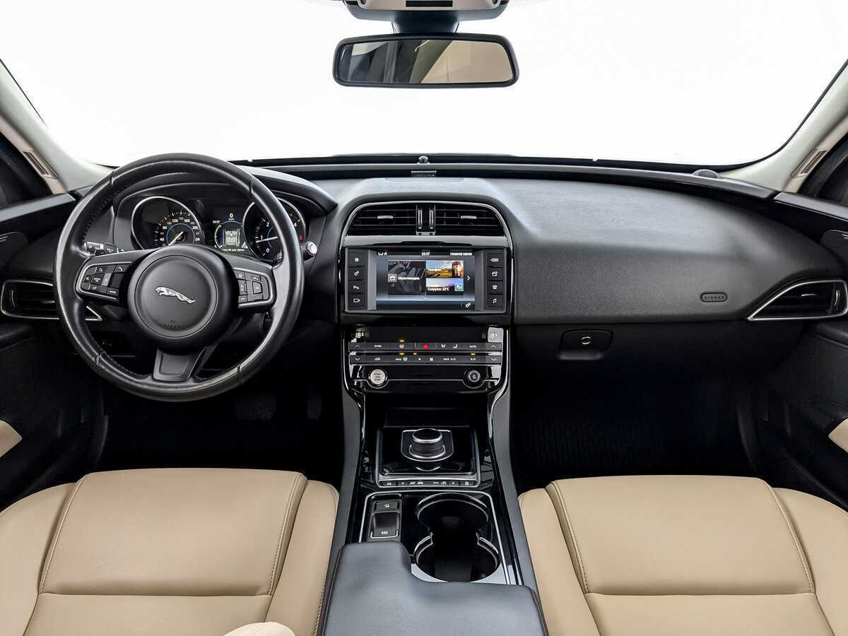 Б/У Ягуар ИксЕ 2017 года. Фото: #13