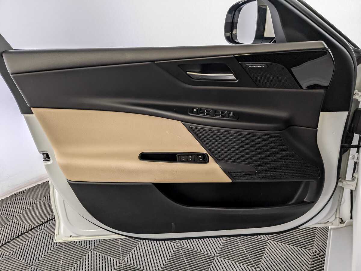 Б/У Ягуар ИксЕ 2017 года. Фото: #18