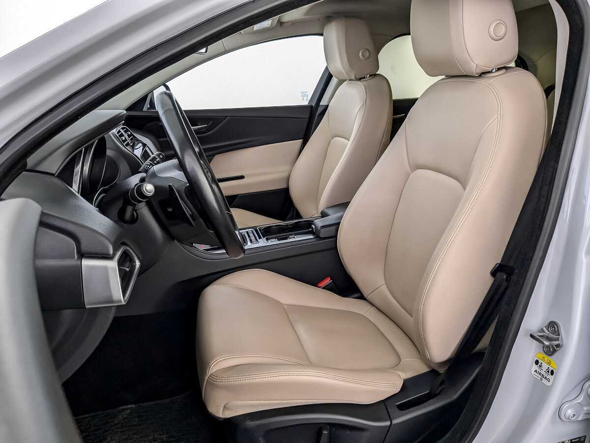 Б/У Ягуар ИксЕ 2017 года. Фото: #19