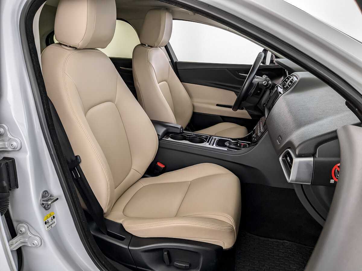 Б/У Ягуар ИксЕ 2017 года. Фото: #23