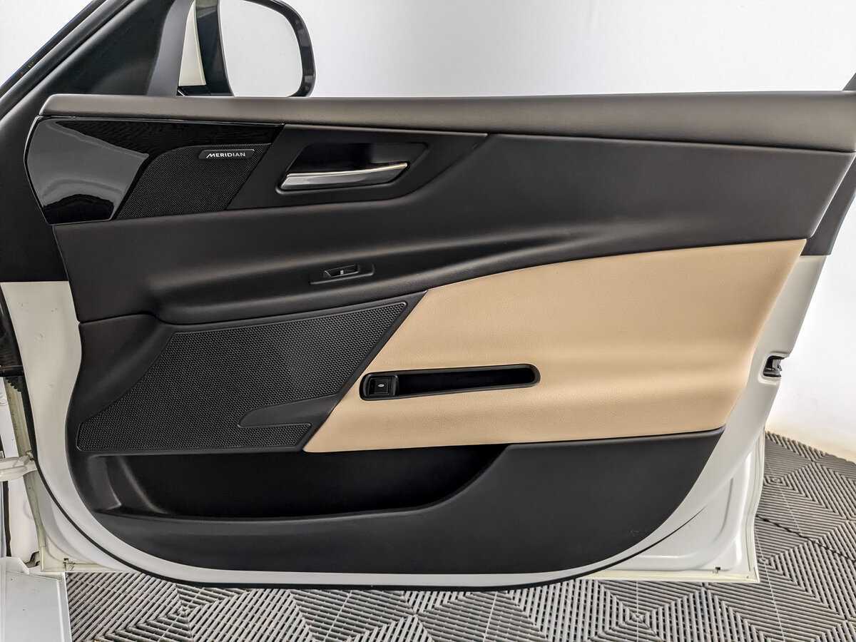 Б/У Ягуар ИксЕ 2017 года. Фото: #25