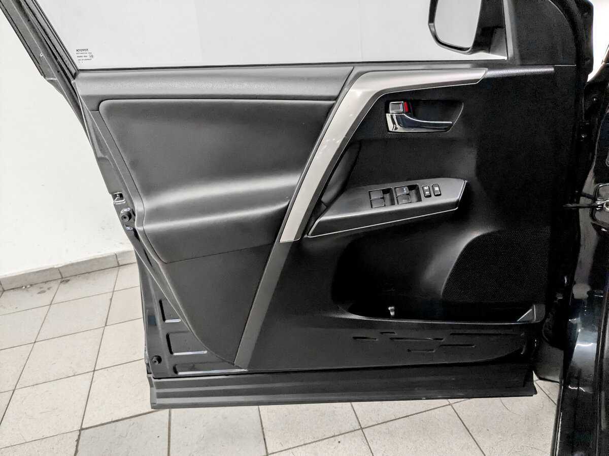 Б/У Тойота Рав4 2017 года. Фото: #17