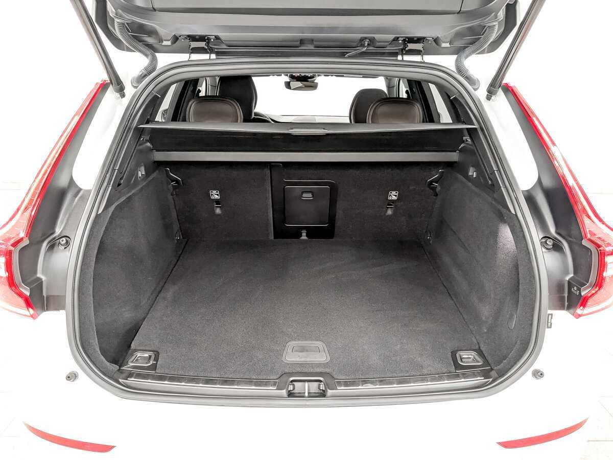 Б/У Вольво ИксЦ60 2021 года. Фото: #9