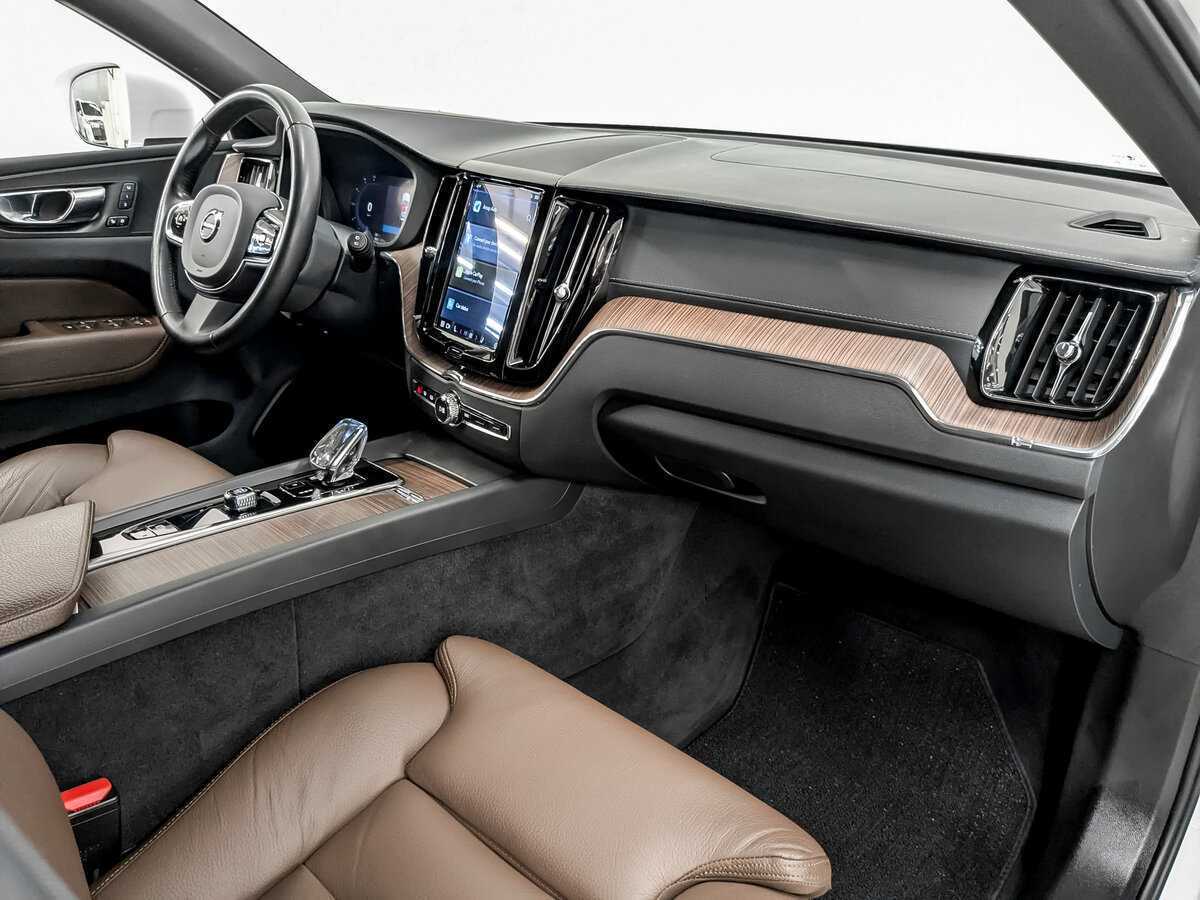 Б/У Вольво ИксЦ60 2021 года. Фото: #10