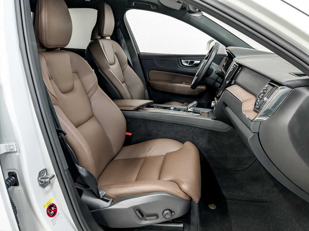 Б/У Вольво ИксЦ60 2021 года. Фото: #20