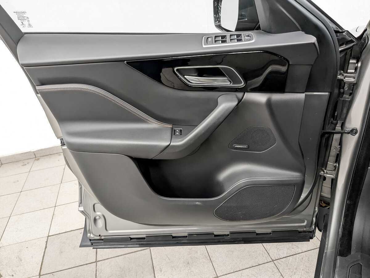 Б/У Ягуар Ф-Пэйс 2018 года. Фото: #16