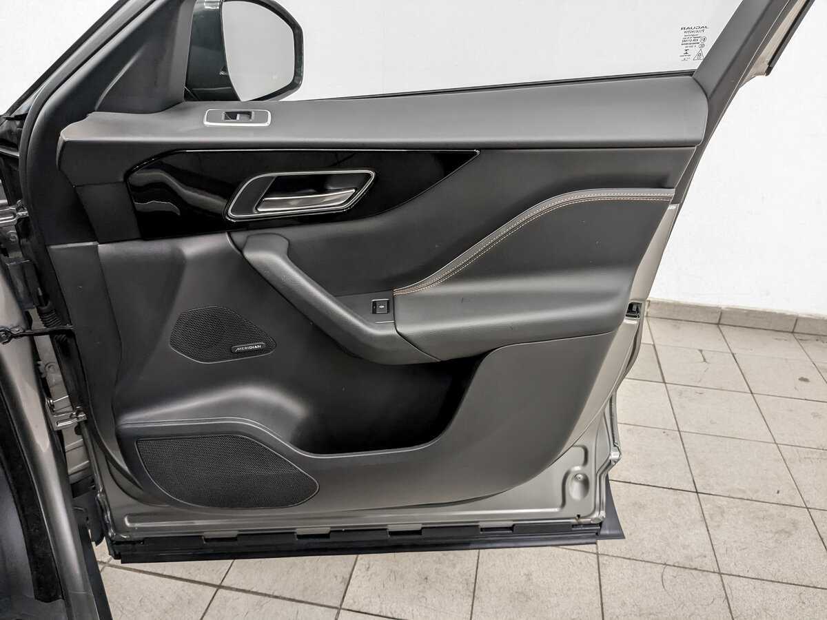 Б/У Ягуар Ф-Пэйс 2018 года. Фото: #23