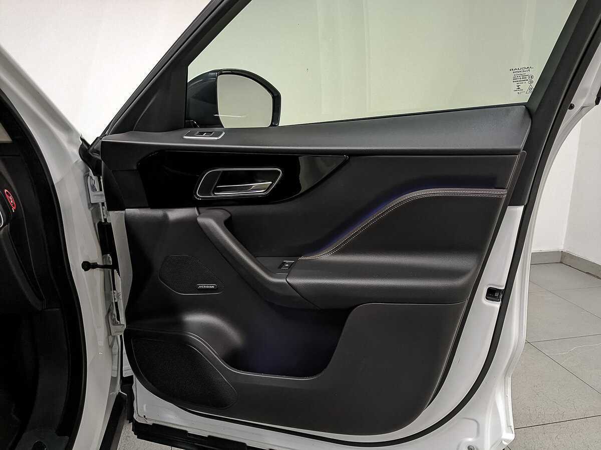 Б/У Ягуар Ф-Пэйс 2018 года. Фото: #22