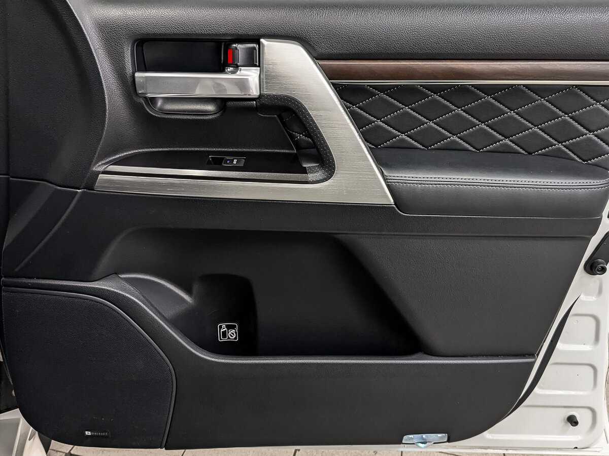 Б/У Тойота Лэнд Крузер 2017 года. Фото: #21