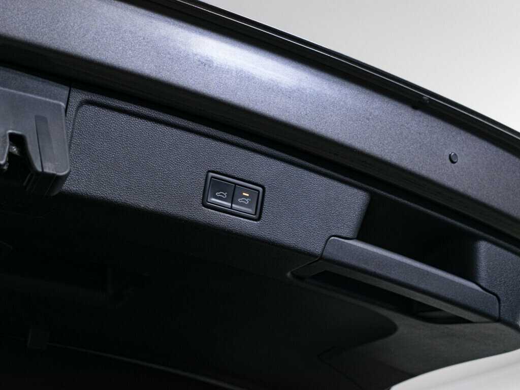 Б/У Фольксваген Туарег 2019 года. Фото: #9