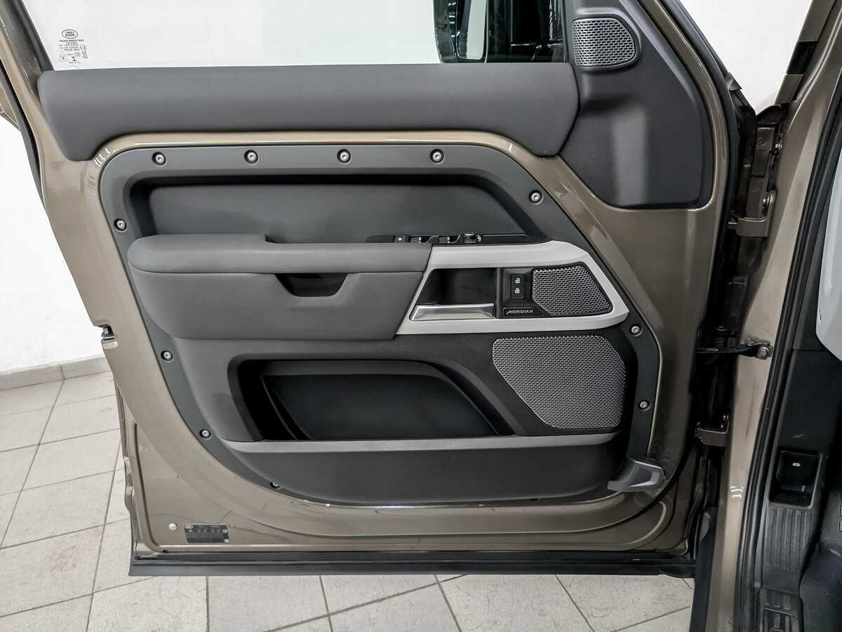 Б/У Лэнд Ровер Дефендер 2021 года. Фото: #16