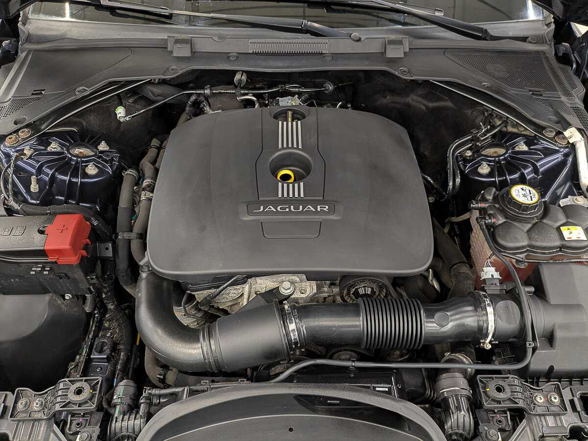 Б/У Ягуар ИксЕ 2017 года. Фото: #8