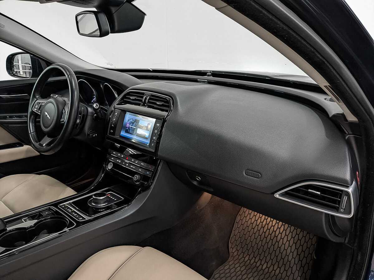 Б/У Ягуар ИксЕ 2017 года. Фото: #10