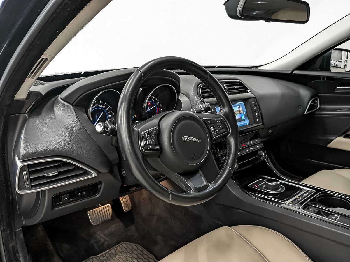 Б/У Ягуар ИксЕ 2017 года. Фото: #12