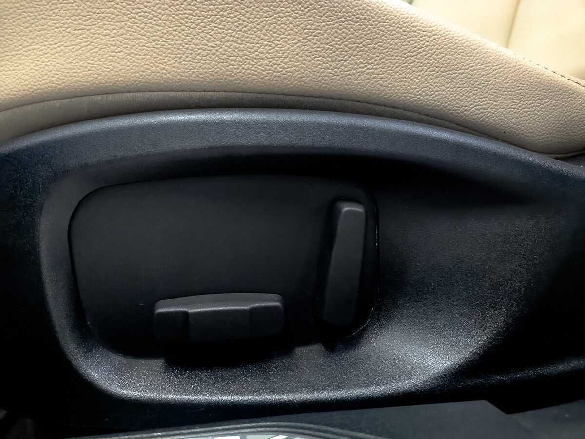 Б/У Ягуар ИксЕ 2017 года. Фото: #24