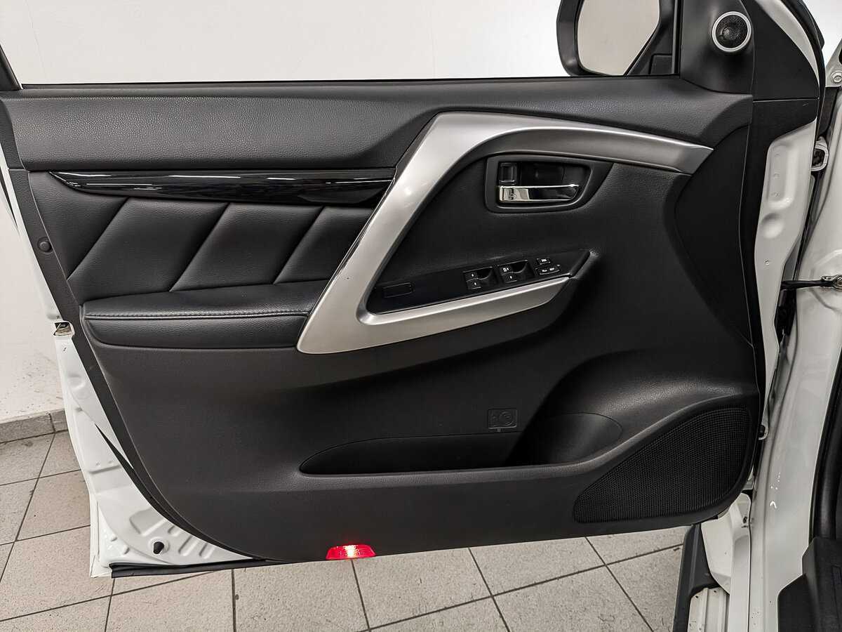 Б/У Митсубиши Паджеро Спорт 2017 года. Фото: #16